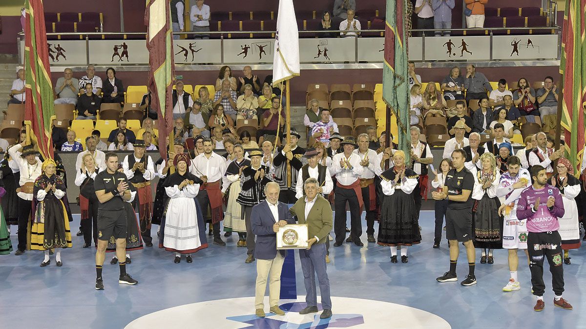 El Ademar homenajeó a los pendones en su último partido. | SAÚL ARÉN