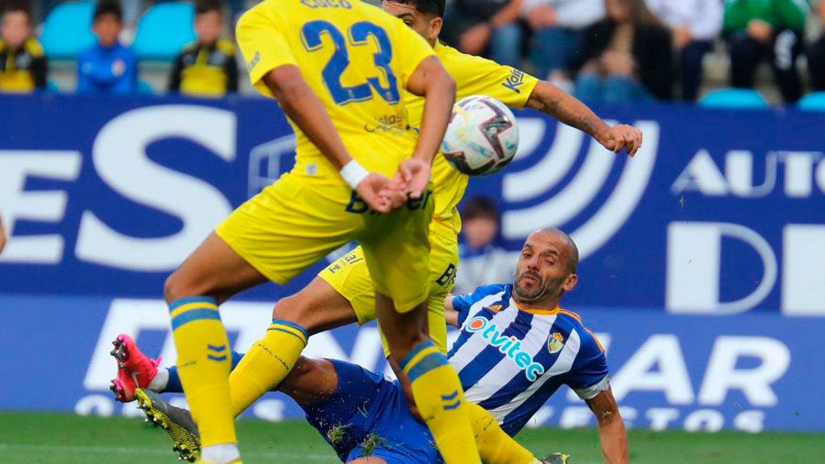 Yuri se lanza a recuperar un balón frente a Las Palmas. | LALIGA