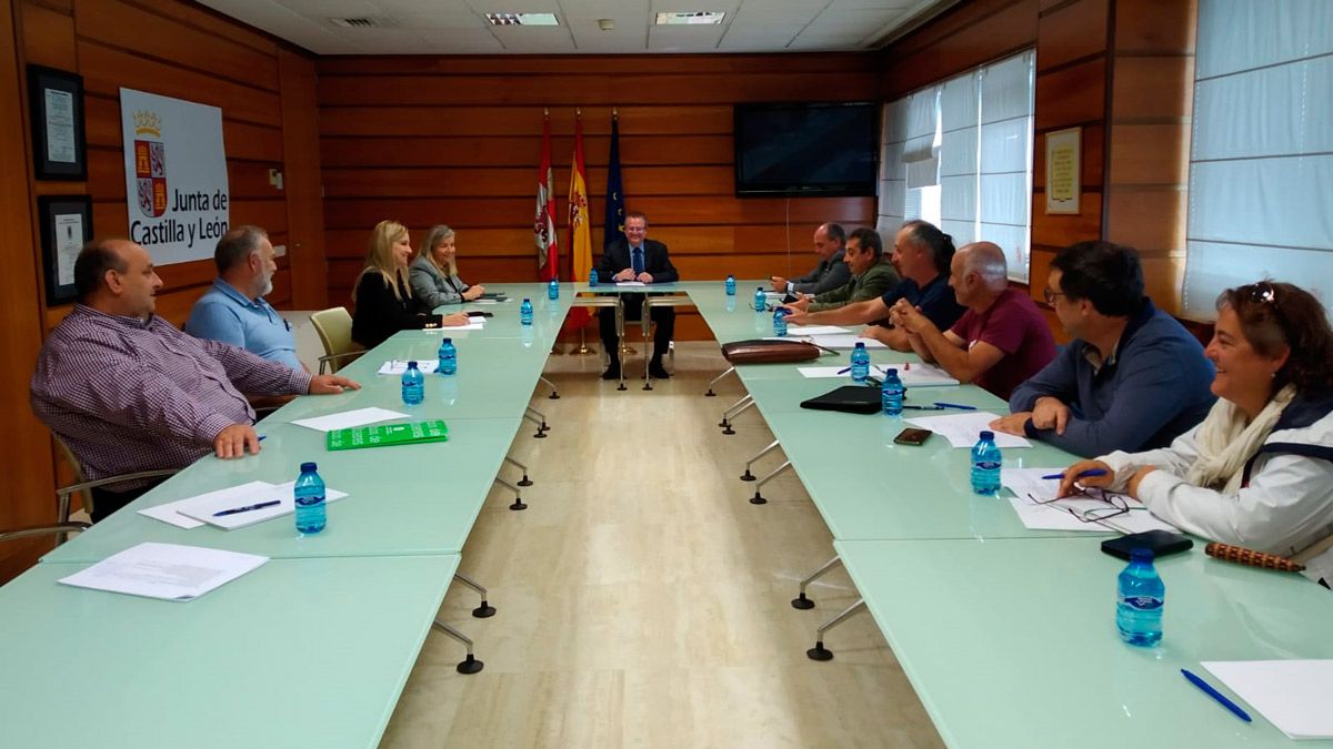 Reunión de representantes de UCCL con el consejero de Agricultura, Gerardo Dueñas. | L.N.C.
