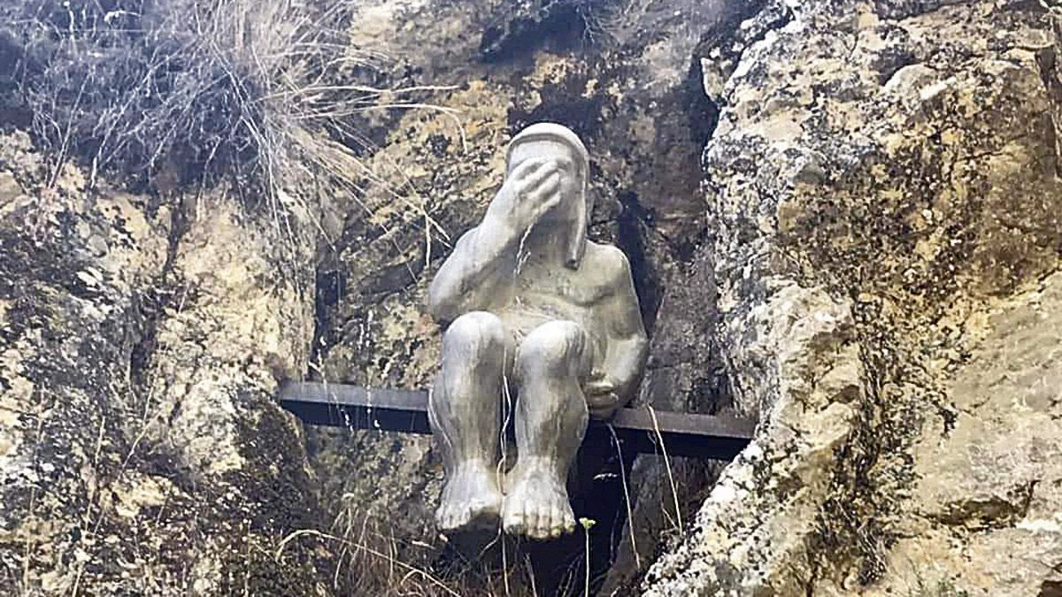 El trasgu que Amancio instaló en una cueva primero se convirtió en ruta y ahora ve la luz su historia convertida en libro, de Manu Ferrero. | FB PARADILLA