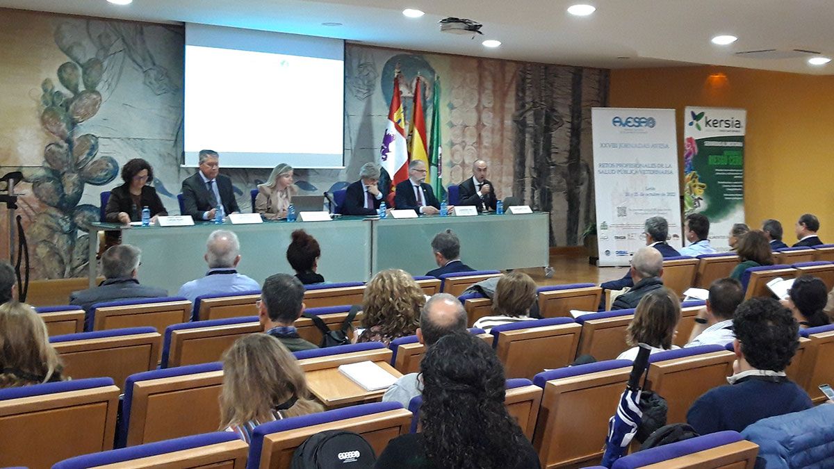 Acto inaugural de las Jornadas de Avesa en el Paraninfo Gordón Ordás de la ULE. | L.N.C.