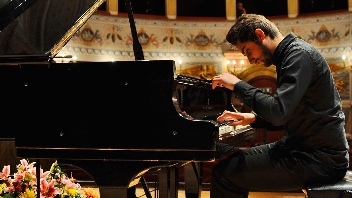 El pianista italiano David Mancini en uno de sus conciertos de piano. | L.N.C. El pianista italiano David Mancini en uno de sus conciertos de piano. | L.N.C.
