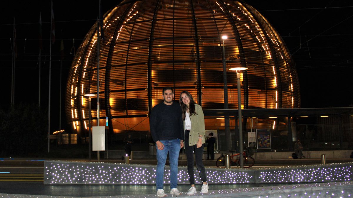Alejandro Soto Rodríguez y Andrea Trapote Fernández posando frente a la entrada del CERN. | L.N.C.