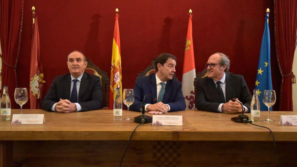 De izquierda a derecha, Tomás Quintana, Alfonso Fernández Mañueco y Ángel Gabilondo. | SAÚL ARÉN