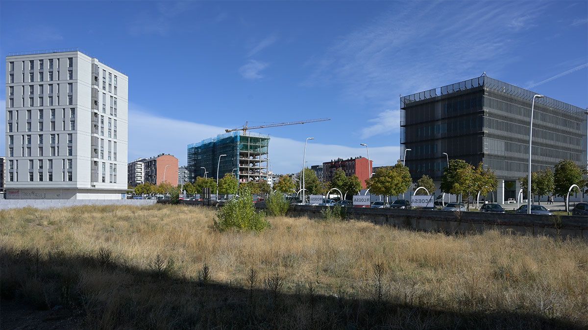 El solar donde están proyectas las torres de Coesa y, al fondo, la obra de Villoria e Hijos. | JESÚS F. SALVADORES