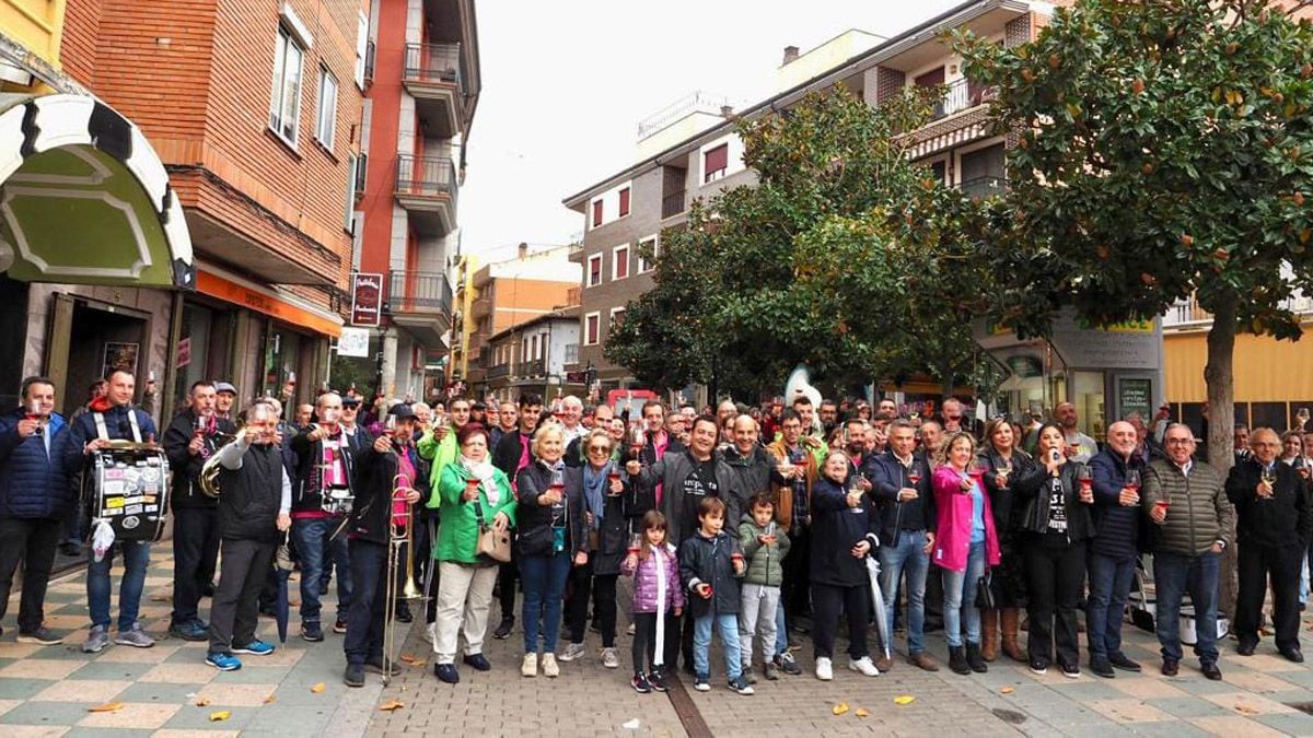 Brindis con una copa de vino con todos las personas que ayer se sumaron en Valencia de Don Juan a la celebración del Día Movimiento Vino DO. | L.N.C. Brindis con una copa de vino con todos las personas que ayer se sumaron en Valencia de Don Juan a la celebración del Día Movimiento Vino DO. | L.N.C.