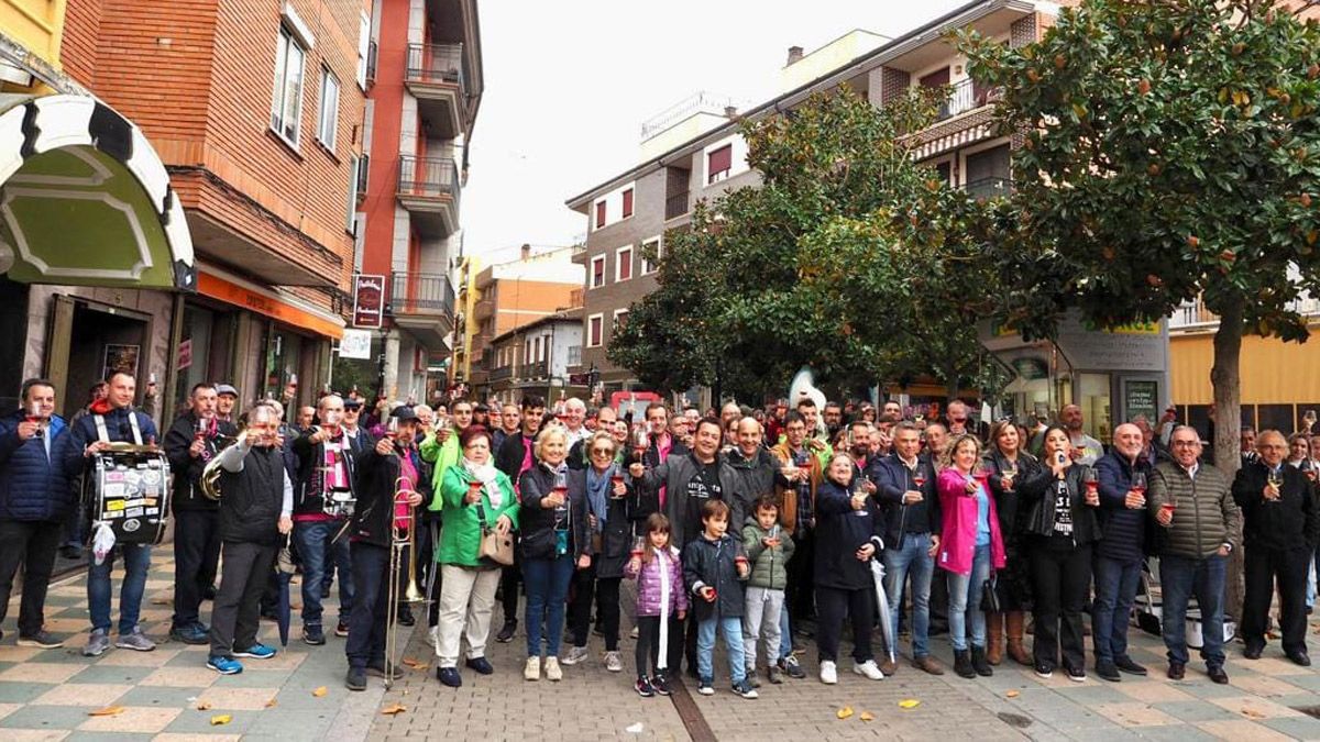 Brindis con una copa de vino con todos las personas que ayer se sumaron en Valencia de Don Juan a la celebración del Día Movimiento Vino DO. | L.N.C.