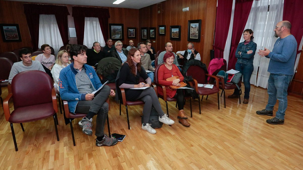 Miembros de IU durante la III Cumbre por Picos de Europa celebrada este sábado en Riaño. | CAMPILLO (ICAL)