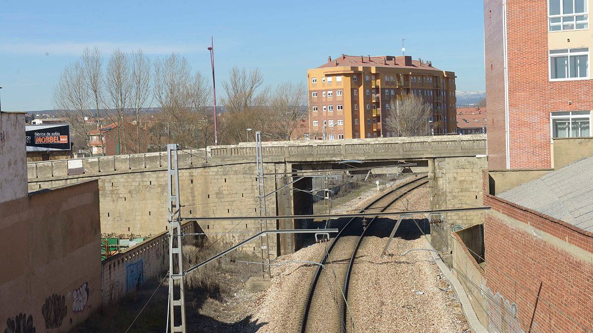 Las vías del tren a su paso por San Andrés del Rabanedo. | MAURICIO PEÑA