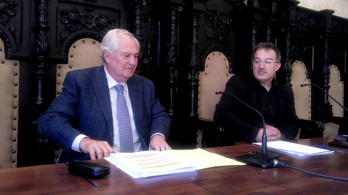 El delegado territorial de la Junta, Guillermo García, y el alcalde de Astorga, Arsenio García. | F. FERRERO