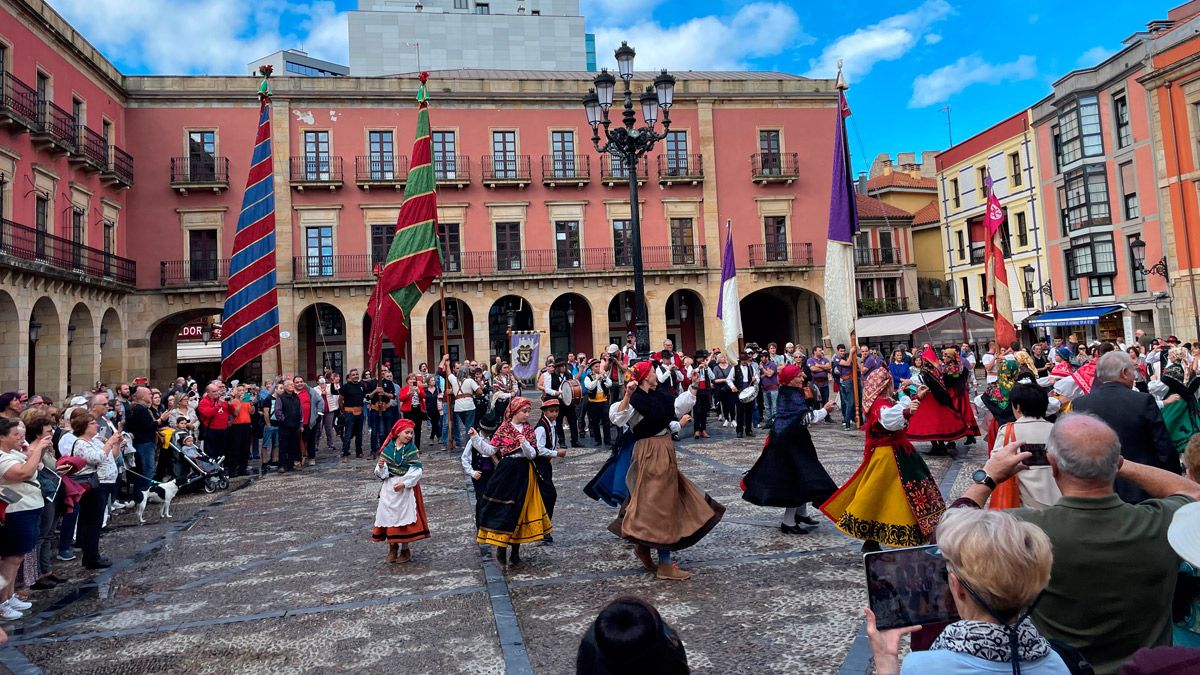 Desfile de este domingo en Gijón para celebrar las fiestas de la Casa de León en Asturias. | L.N.C.