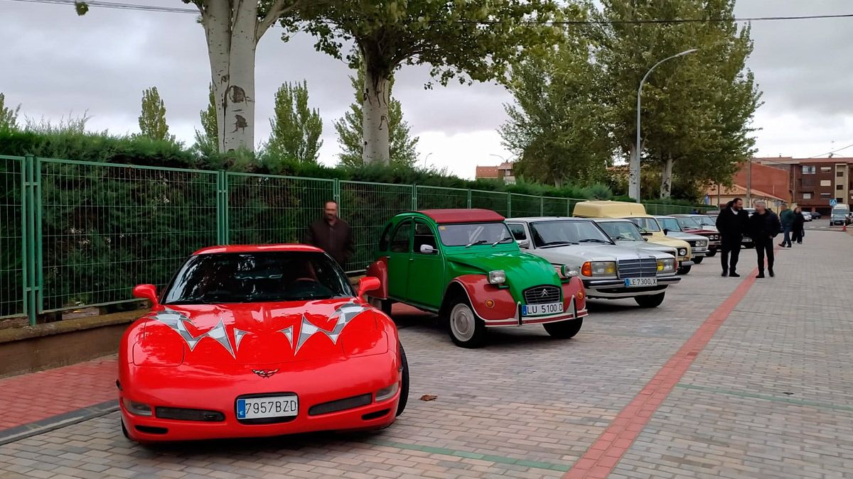 Muestra de alguno de los vehículos clásicos que participaron ayer en la concentración en Santa María. | A. R.
