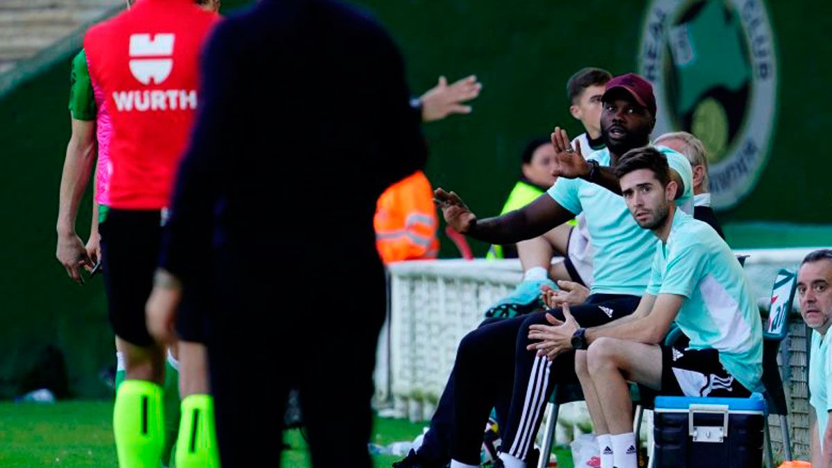 Bikey fue el encargado de dirigir ayer al equipo en la banda. | LALIGA