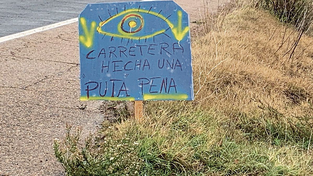 Un cartel advierte del peligro que supone este tramo de la N-VI. | ABAJO Un cartel advierte del peligro que supone este tramo de la N-VI. | ABAJO