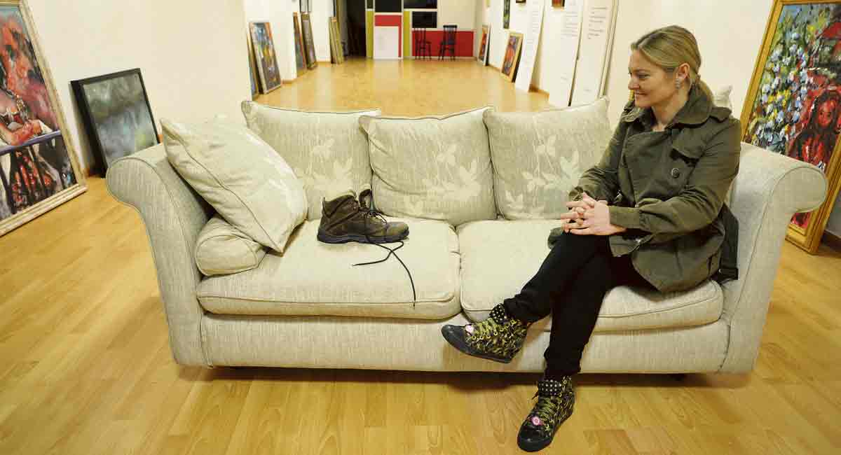 La artista y galerista Gemma García Blanco es la impulsora de la muestra solidaria ‘El zapato humanitario’. | DANIEL MARTÍN