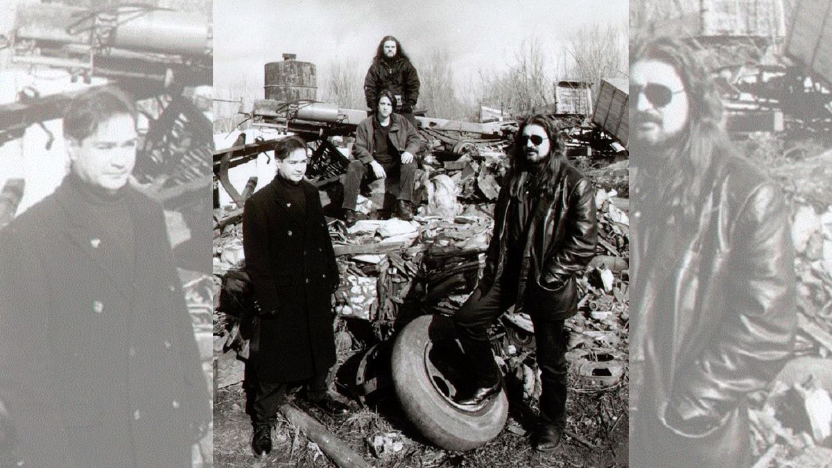 Lolo con los dibujantes de La Crónica de León Martín, Diego Valor y Enrique Lorenzana. | MEPRESTAELBIERZO.COM