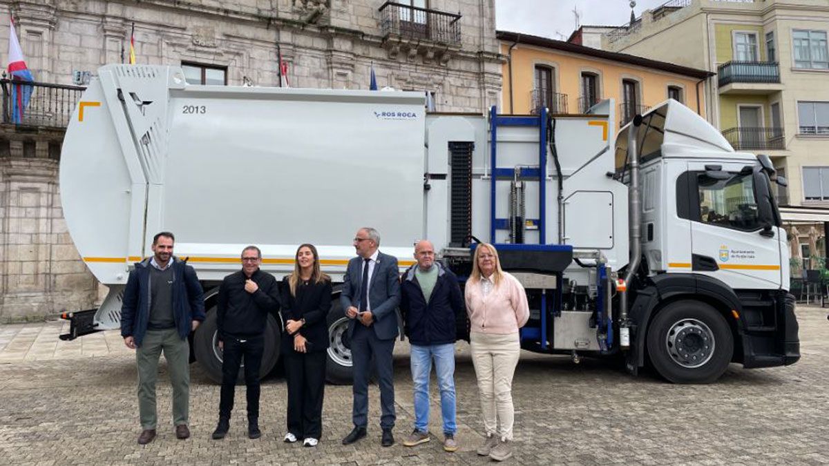 Presentación del nuevo camión de recogida de residuos urbanos. | Javier Fernández