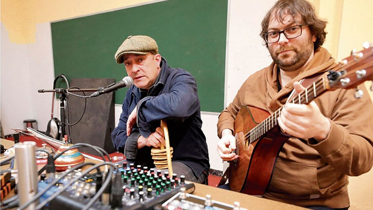 Víctor M. Díez y Rodrigo Martínez forman el grupo caja baja, artífices del montaje 'La voz y el martillo'.