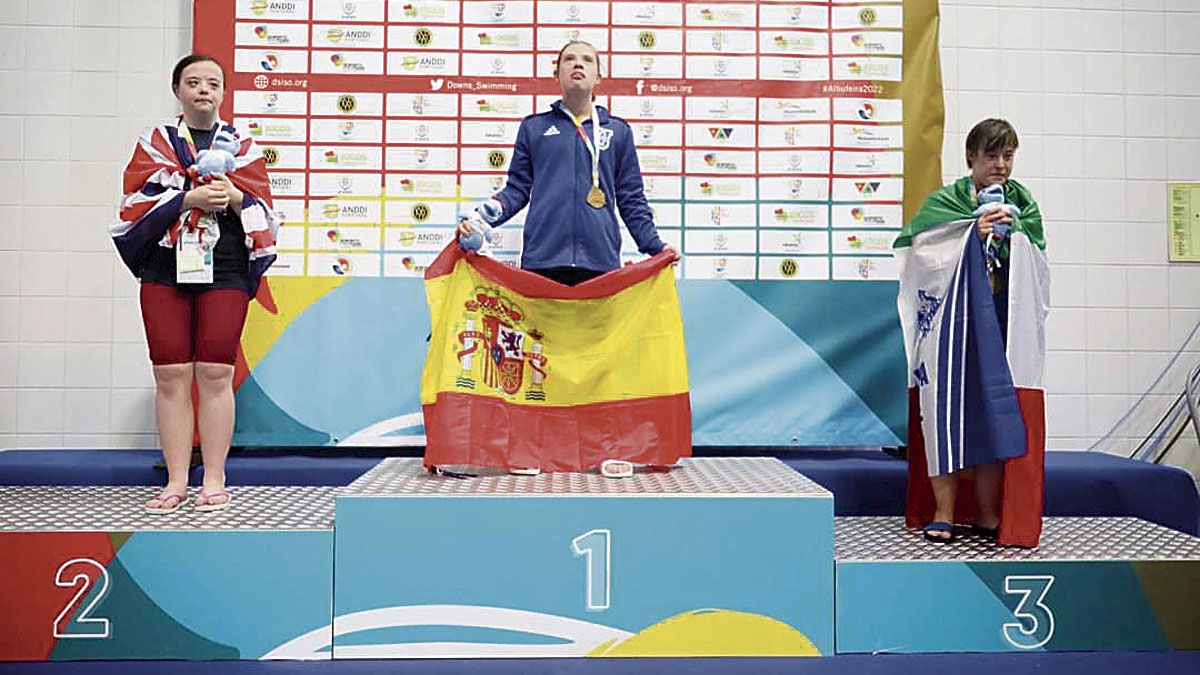 Camino Martínez, en lo más alto del podio en Albufeira. | L.N.C. Camino Martínez, en lo más alto del podio en Albufeira. | L.N.C.