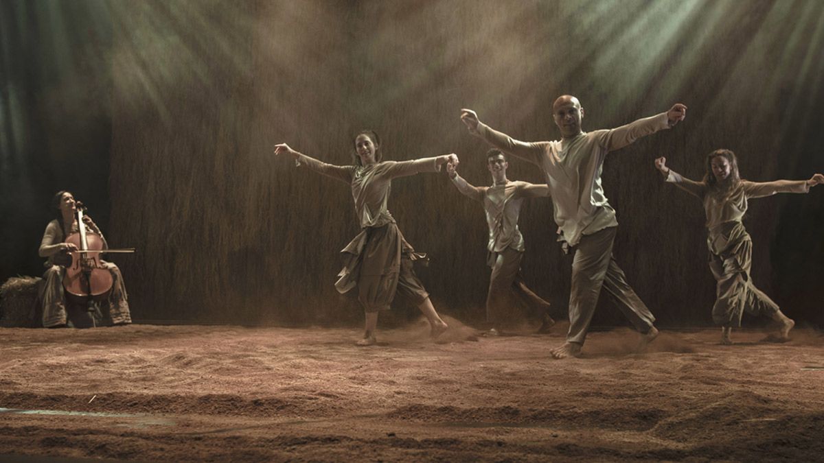 Un instante de la representación de ‘Leira’ a cargo de Nova Galega de Danza. | XAN DOMÍNGUEZ Un instante de la representación de ‘Leira’ a cargo de Nova Galega de Danza. | XAN DOMÍNGUEZ