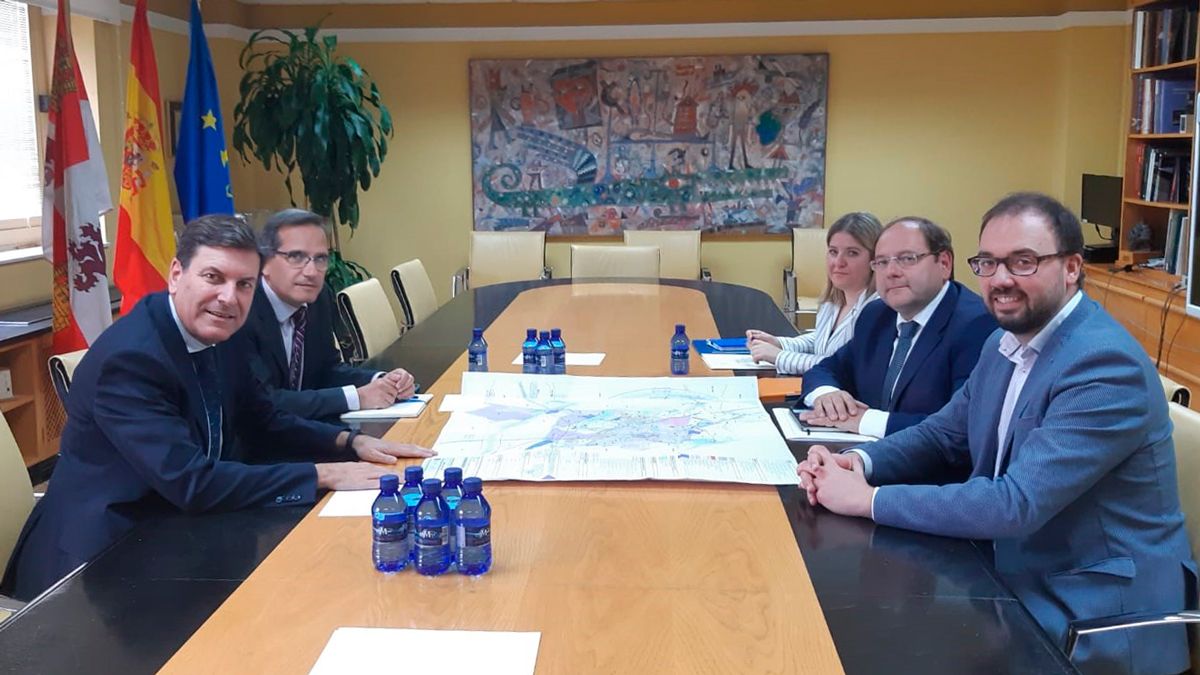 Fernández Carriedo, Cobos, Calderón, Carrera y Miguélez, durante la reunión en mantenida en Valladolid. | L.N.C. Fernández Carriedo, Cobos, Calderón, Carrera y Miguélez, durante la reunión en mantenida en Valladolid. | L.N.C.