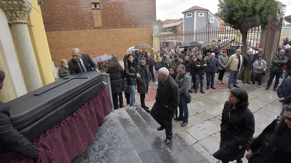 Un instante del funeral de Lolo en la iglesia de San Francisco de la Vega, en el barrio del Crucero. | SAÚL ARÉN