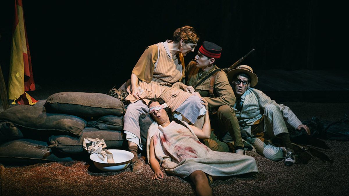 Un instante de la representación de ‘RIF (de piojos y gas mostaza)’ de la compañía Micomicón Teatro. | LUZ SORIA Un instante de la representación de ‘RIF (de piojos y gas mostaza)’ de la compañía Micomicón Teatro. | LUZ SORIA