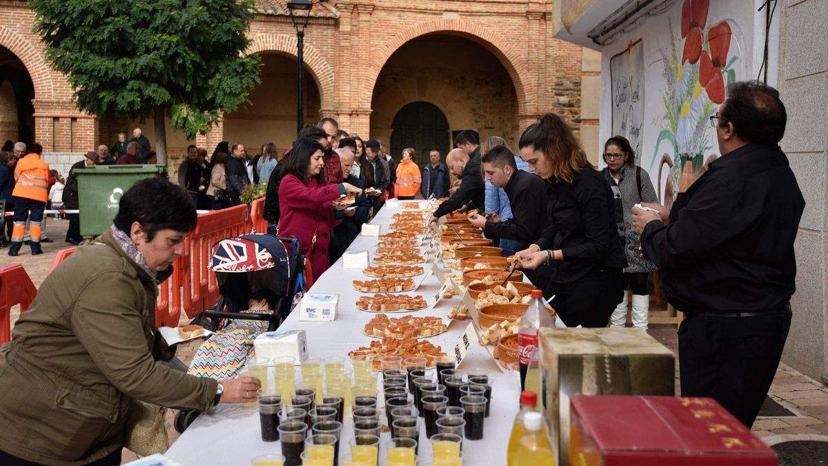Santa María celebra de nuevo este domingo su tradicional reparto de Tapa del Ajo. | SAÚL ARÉN