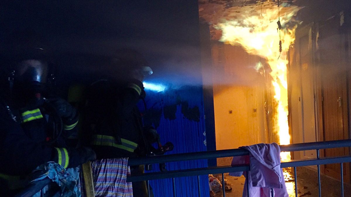 Imagen del interior de la vivienda en llamas durante la intervención de los Bomberos de León. | L.N.C.