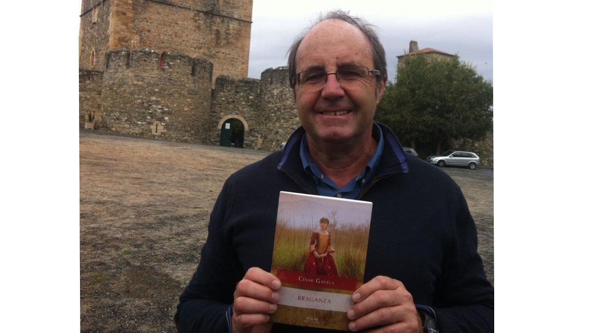 El escritor berciano César Gavela, en Braganza, y con el volumen de cuentos de igual título entre las manos. | L.N.C.