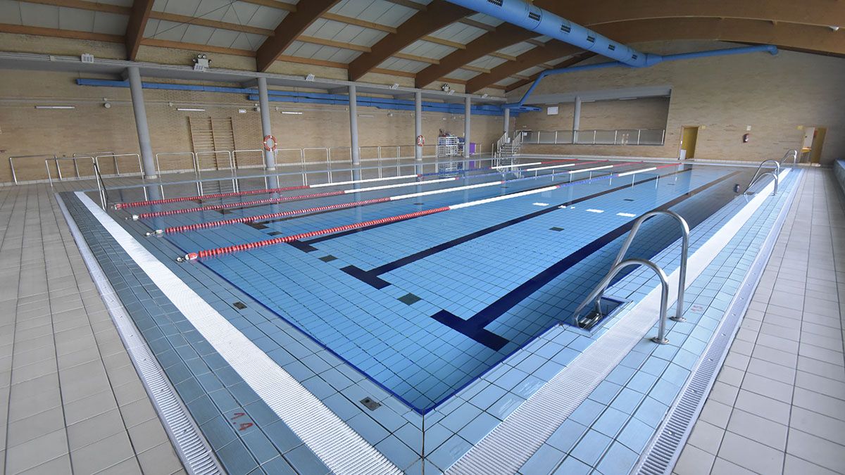 La recuperada piscina del Polideportivo de Navatejera. | SAÚL ARÉN