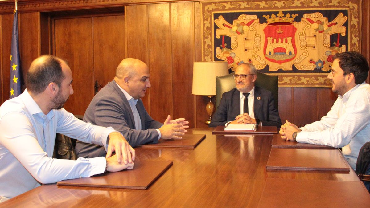 Reunión del alcalde con los responsable de Capital Energy. Reunión del alcalde con los responsable de Capital Energy.