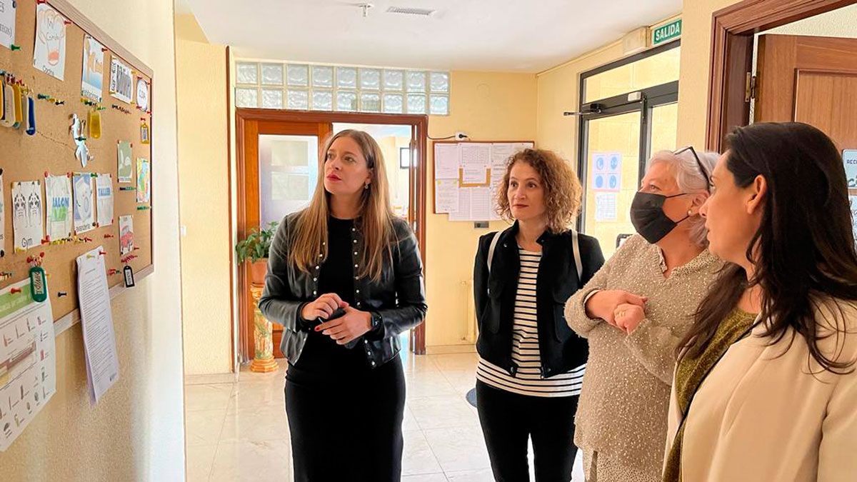 La delegada de la Junta visitando las dependencias de Proyecto Hombre en Ponferrada.