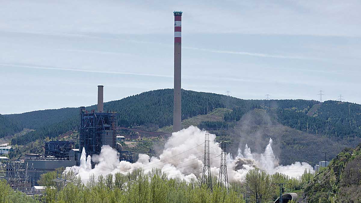 Fotografía de archivo del derribo de las chimeneas de la central térmica de La Robla. | MAURICIO PEÑA