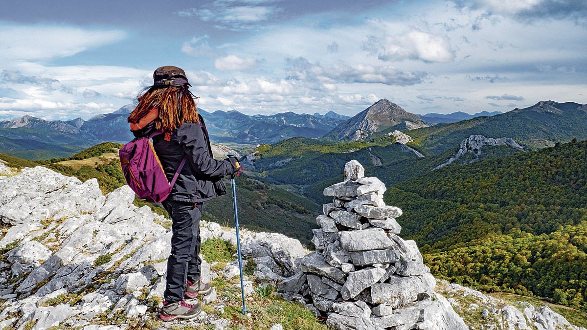 Vistas desde el alto con el Susarón en primer término. | VICENTE GARCÍA