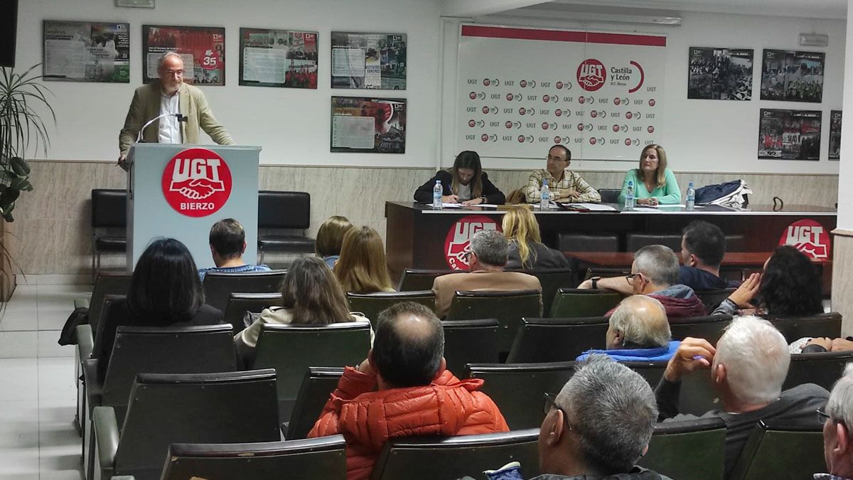 Momentos de la asamblea del PSOE en Ponferrada.