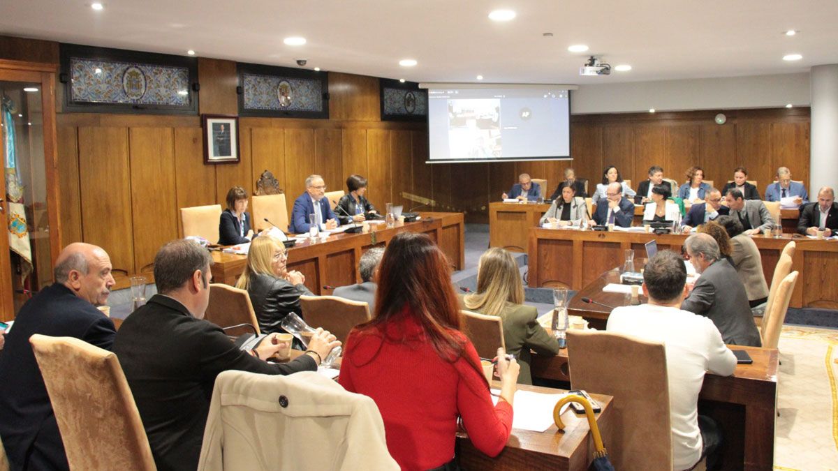Momentos de la sesión plenaria en Ponferrada. Momentos de la sesión plenaria en Ponferrada.