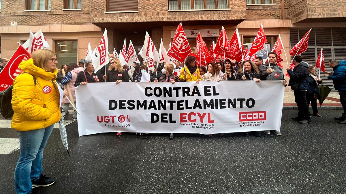 Un momento de la concentración de este viernes ante las oficinas del Ecyl en la avenida Ramón y Cajal. | L.N.C.