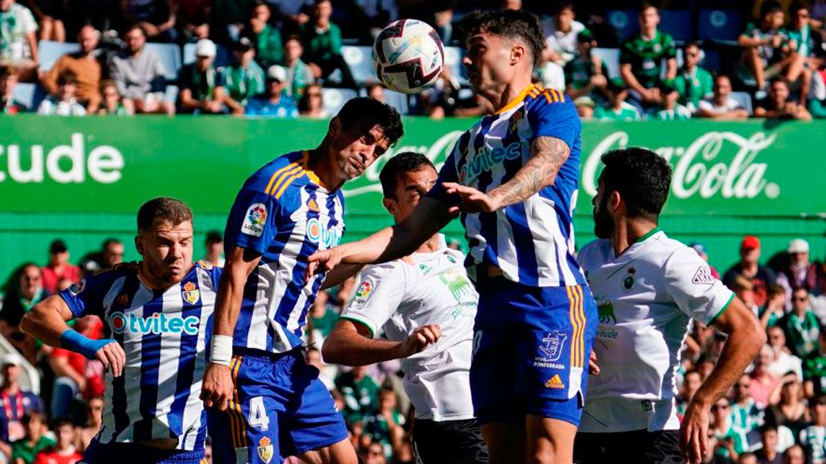 Amo, Pascanu y Naranjo buscan un balón aéreo durante el último partido frente al Racing. | LALIGA