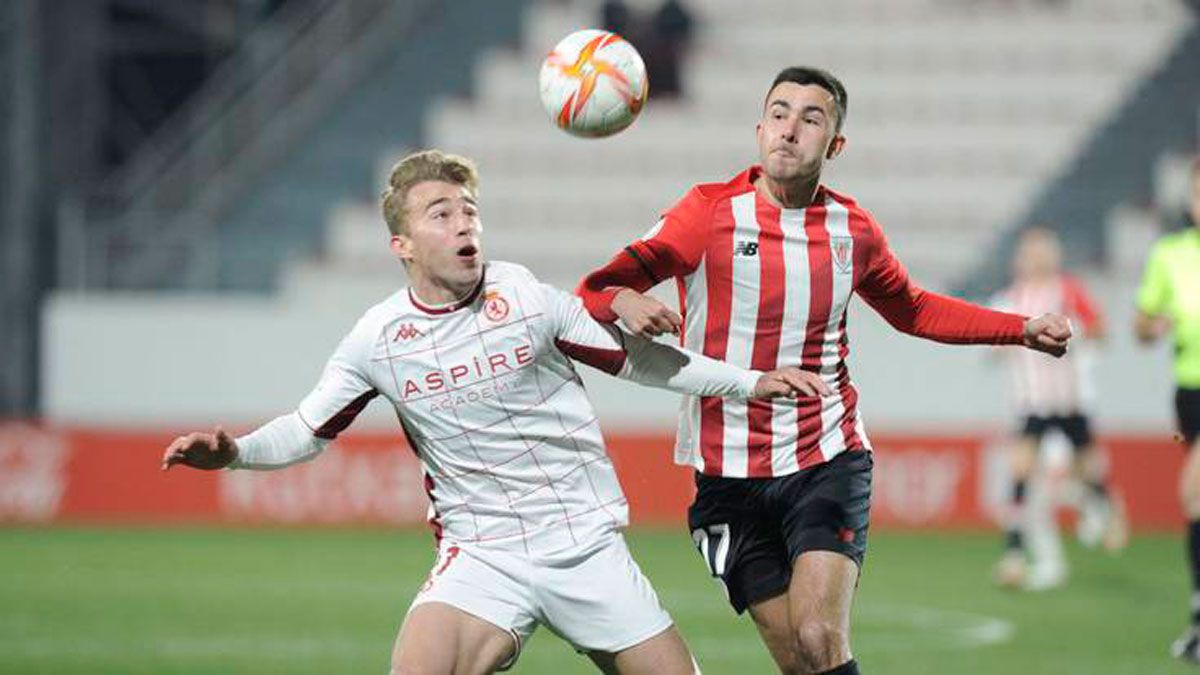 Rodri pelea por un balón dividido con un defensor del Athletic. | ATHLETIC