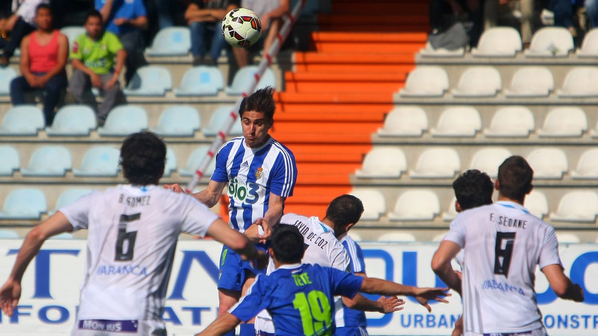 Berrocal remata de cabeza en el partido ante el Lugo de la temporada pasada. | CÉSAR SÁNCHEZ