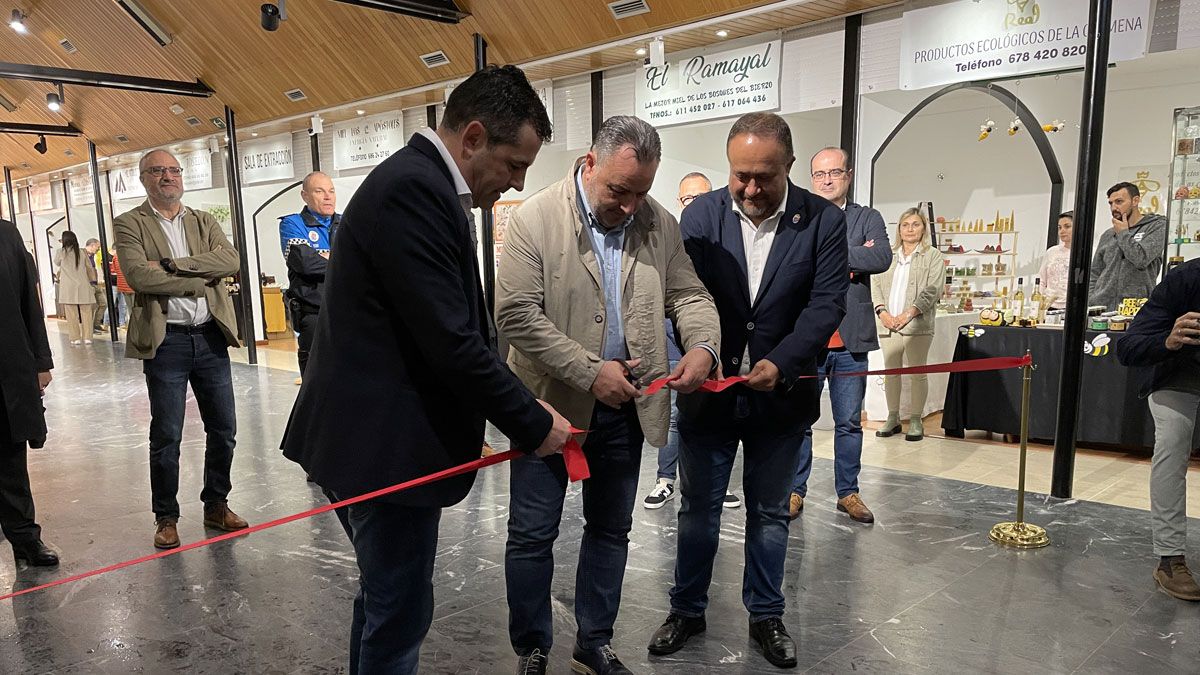Inauguración oficial de la V feria de la Miel de Camponaraya. | Javier Fernández