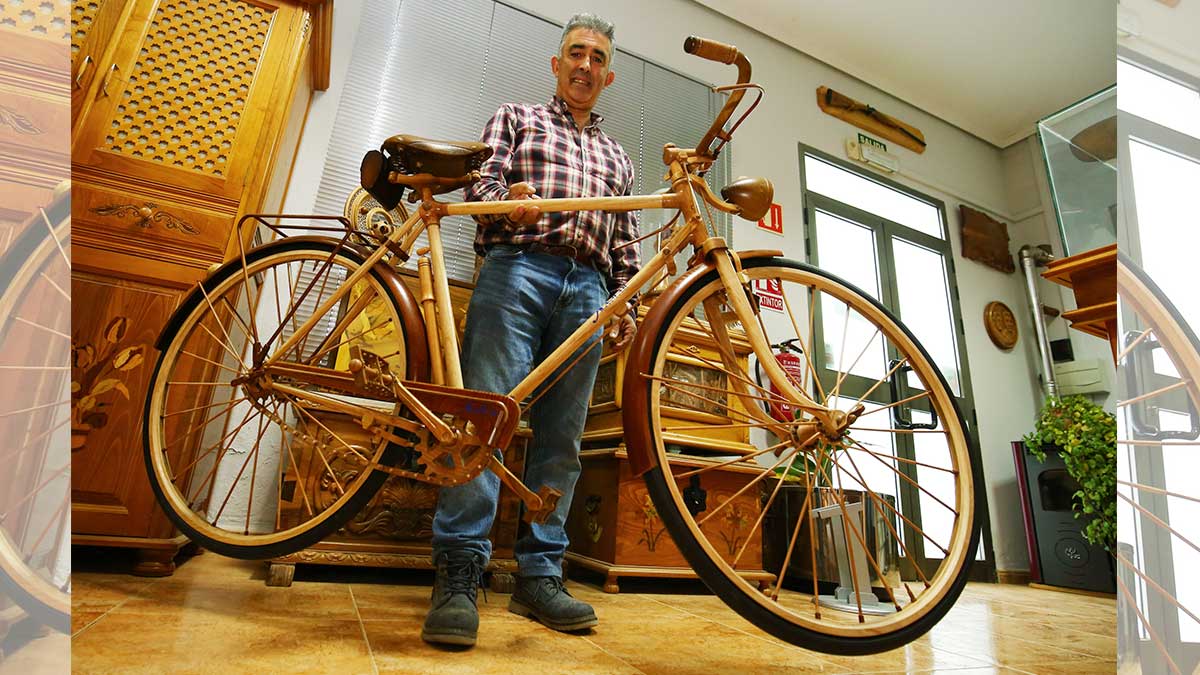 José Antonio posa con su bicicleta fabricada en madera. | CÉSAR SÁNCHEZ / ICAL