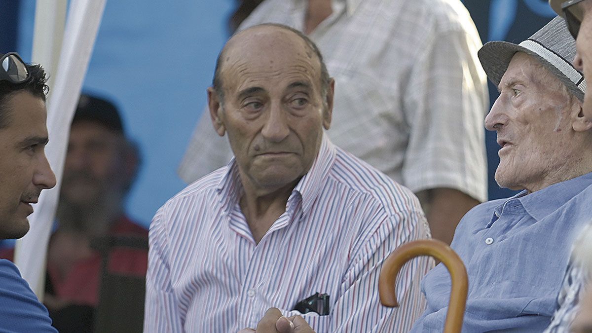 Manuel García ‘El Molinero’ el pasado mes de julio, en el homenaje que le hicieron en el corro a su gran amigo Felipe León, con sombrero. | JESÚS F. SALVADORES