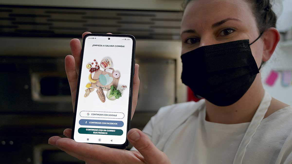 A través de la aplicación ‘Too Good To Go’ se han salvado más de 33.000 cajas de productos en la provincia desde 2020. | JESÚS F. SALVADORES A través de la aplicación ‘Too Good To Go’ se han salvado más de 33.000 cajas de productos en la provincia desde 2020. | JESÚS F. SALVADORES