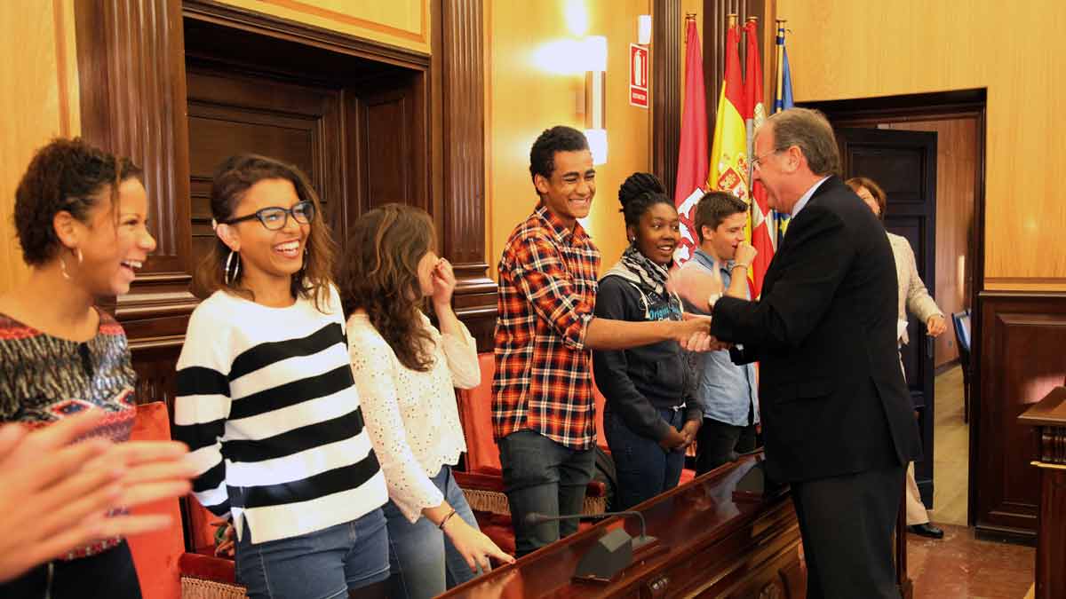 El alcalde de León, Antonio Silván, junto a estudiantes extranjeros. | CÉSAR