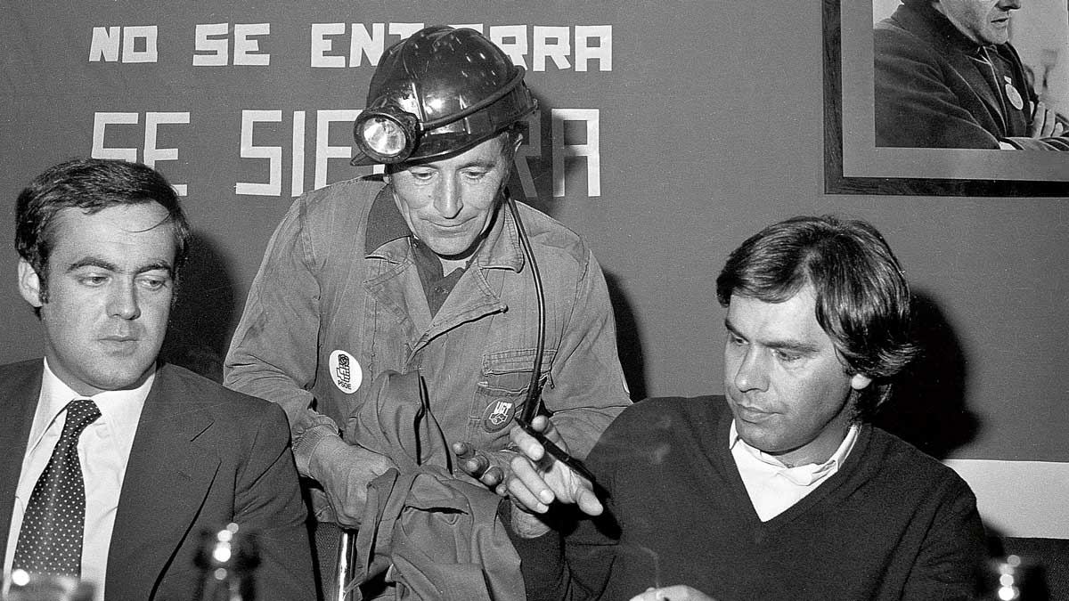 Junto al entonces también joven José Bono acudieron a Villablino para homenajear a Baldomero Lozano, en la esquina superior. | FERNANDO RUBIO