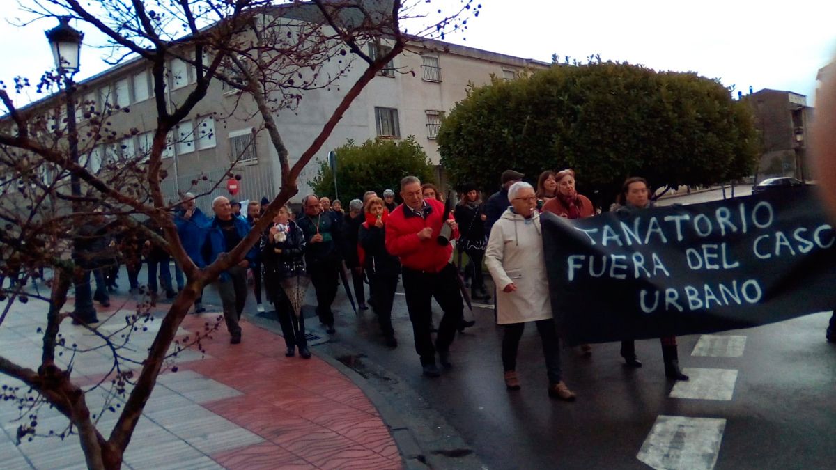 Una de las movilizaciones vecinales en contra de la ubicación escogida para el tanatorio.