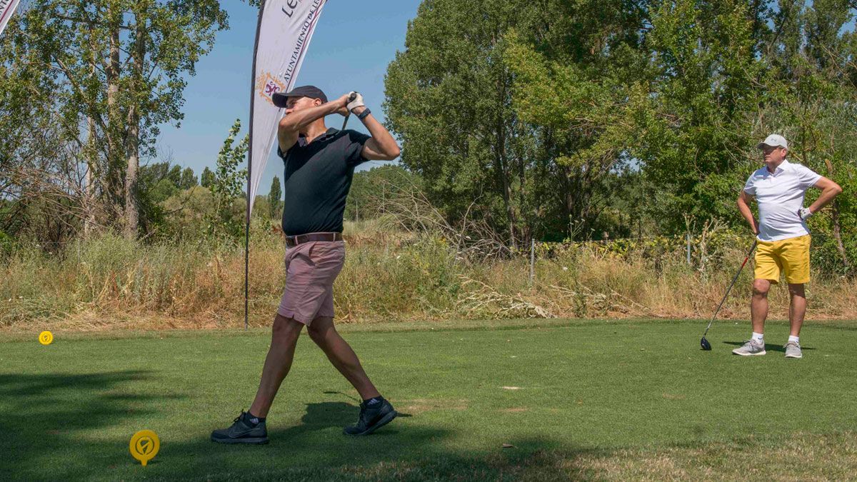 Un golfista efectúa un golpe en un torneo en el León Club de golf. | MAURICIO PEÑA