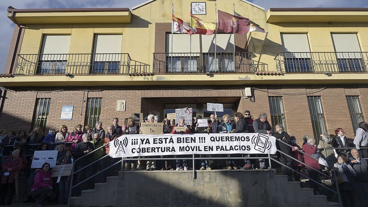 Concentración de los vecinos de Palacios de la Valduerna frente el Ayuntamiento. | JESÚS F. SALVADORES